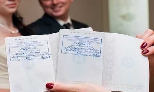 Штамп о браке в паспорте: нужно ли указывать?